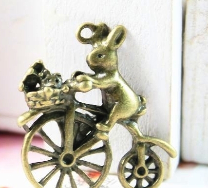 2.3x2cm古銅色小兔騎腳踏車